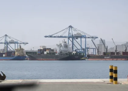 US strikes Iranian fast boats as Iran attacks UAE oil facility